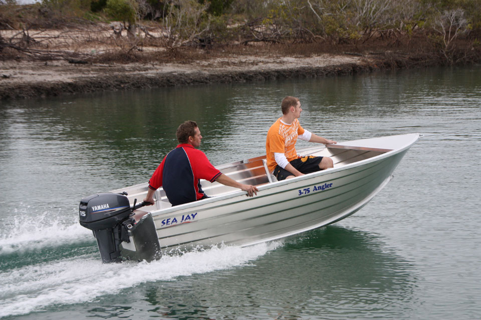 Aluminium Sea Jay 375 Angler crossing through the water